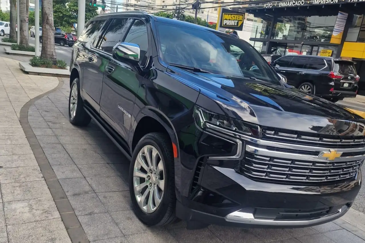 Chevrolet Suburban negra de Julián Transporte estacionada en una calle de Santo Domingo