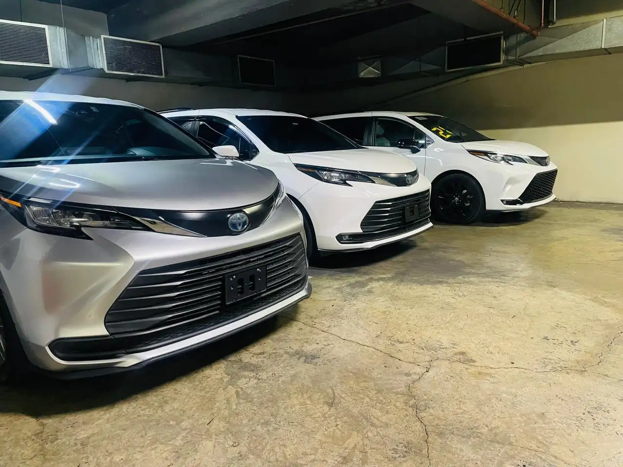 Tres Toyota Sienna de la flota estacionadas en ángulo