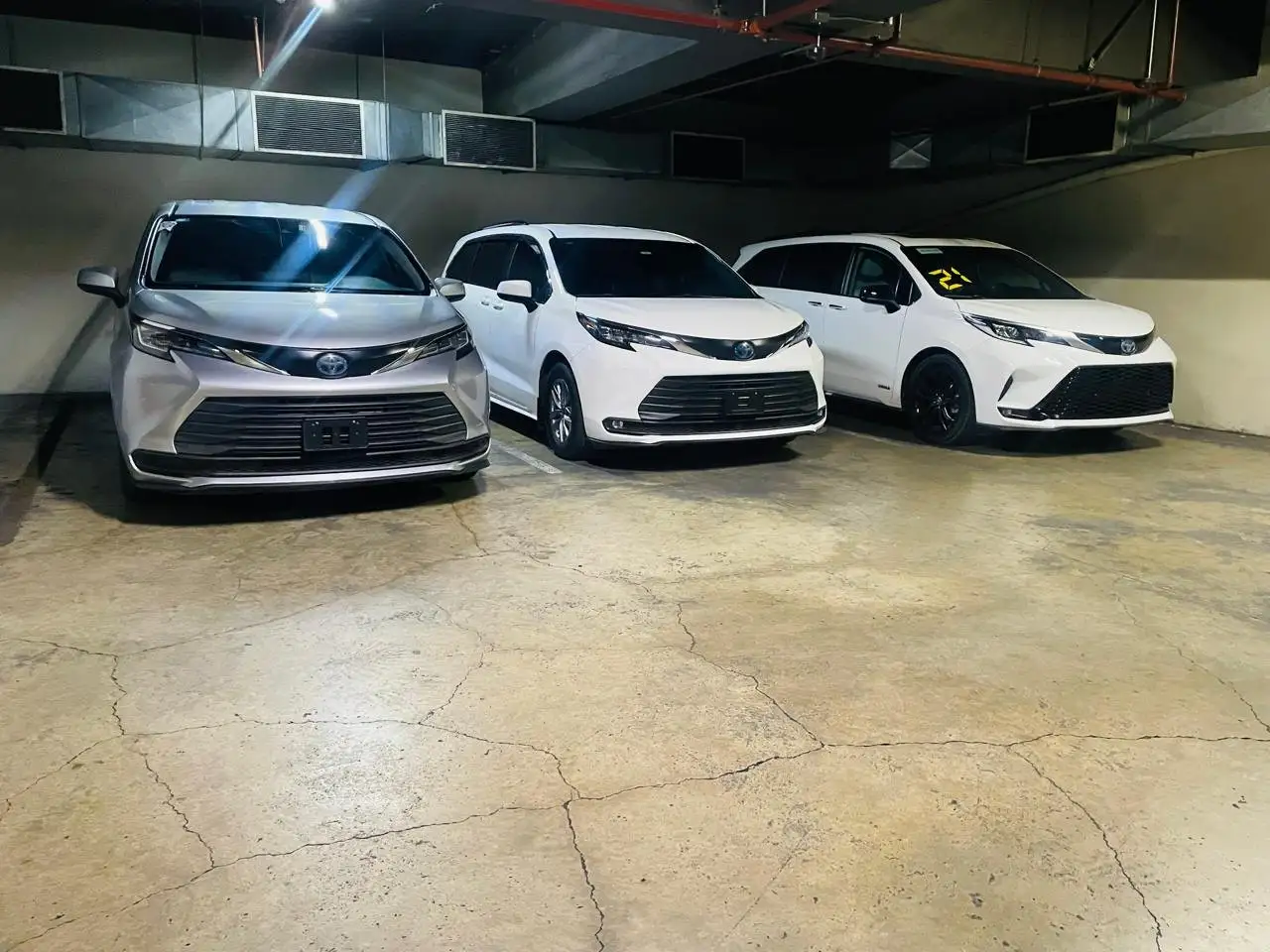 Tres Toyota Sienna de Julián Transporte estacionadas de frente