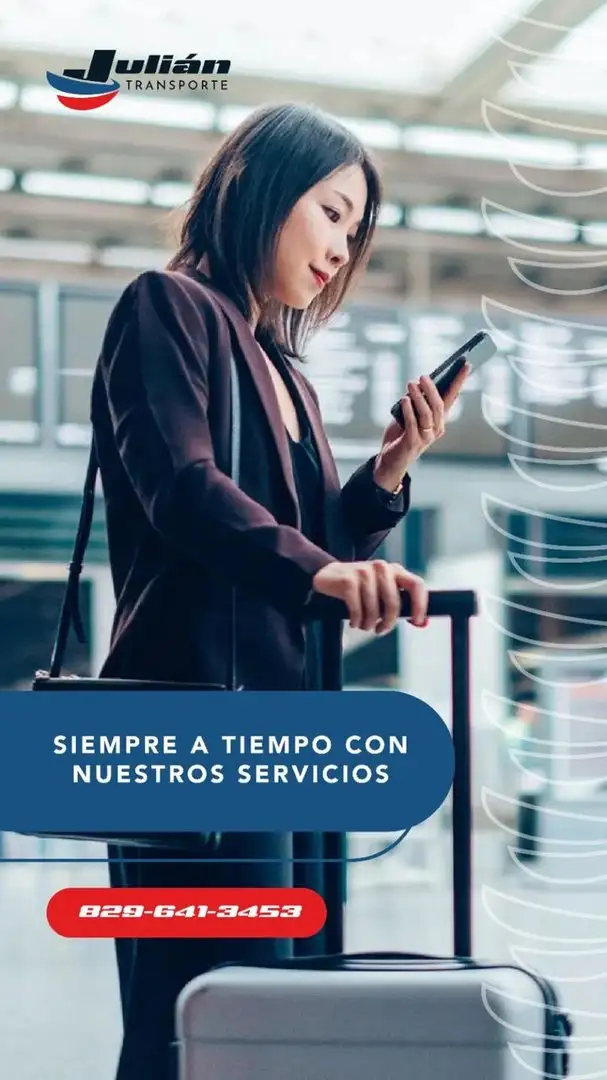 Flyer de Julián Transporte con una mujer de chaqueta oscura mirando su teléfono junto a una maleta en un aeropuerto y el texto Siempre a tiempo con nuestros servicios