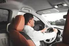 Julián Figuereo al volante de una Toyota Sienna durante un traslado