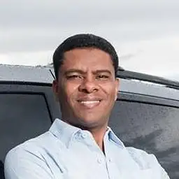 Retrato de Julián Figuereo junto a su Toyota Sienna