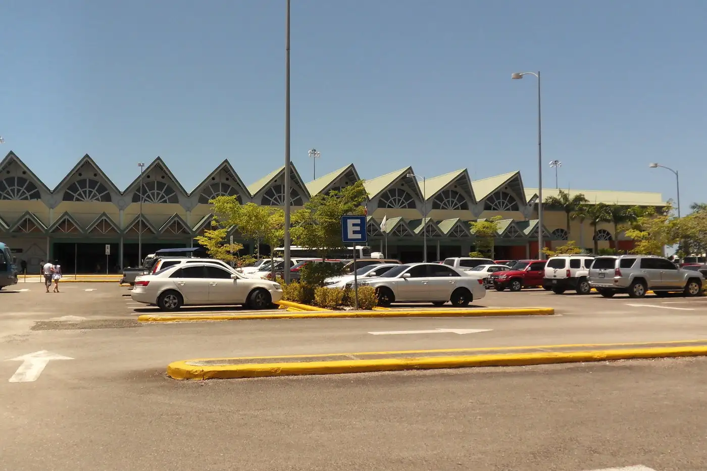 Terminal del Aeropuerto Internacional El Catey con su hilera de frontones triangulares