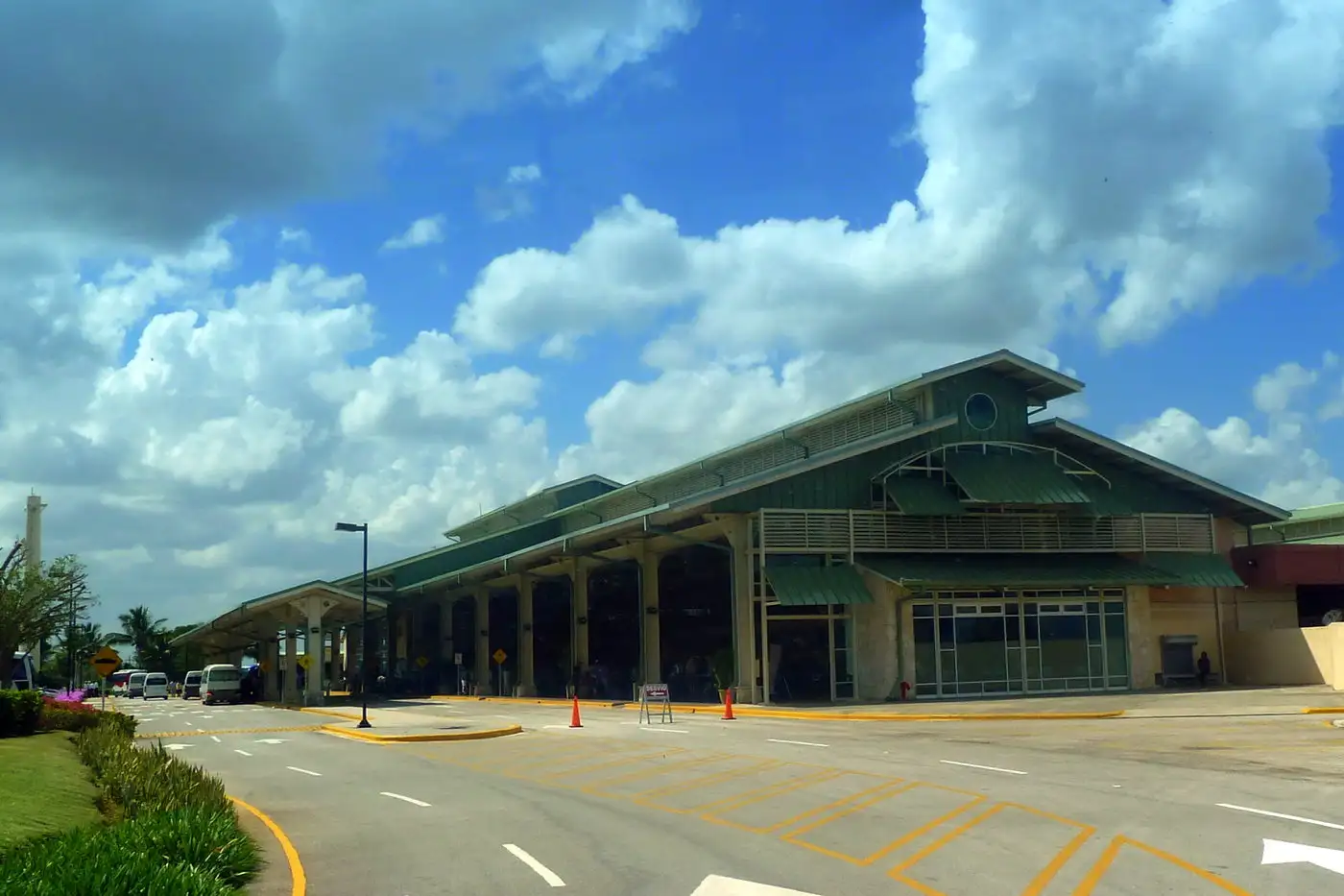 Terminal del Aeropuerto Internacional de La Romana, de techo verde a dos aguas