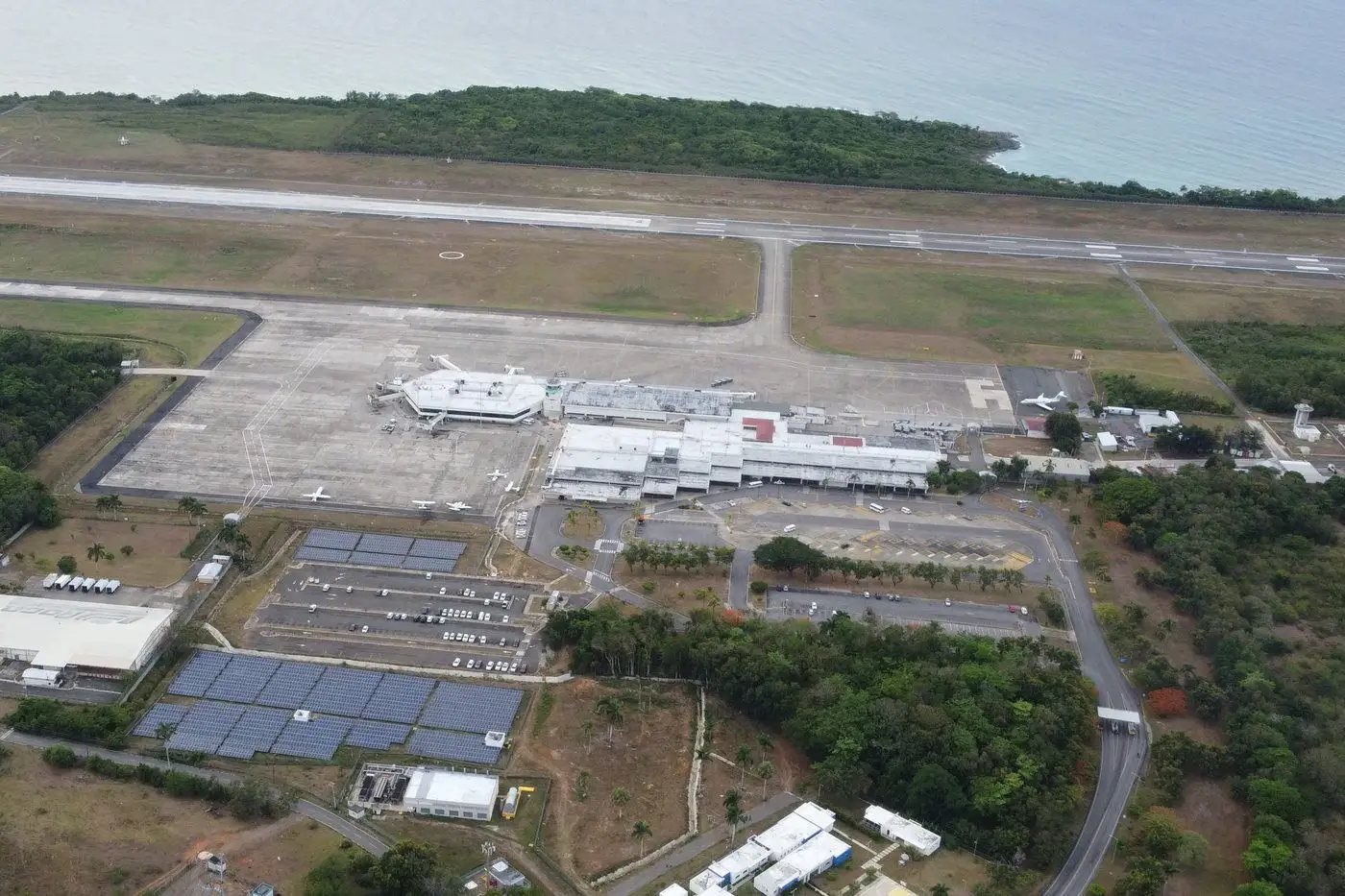 Vista aérea del Aeropuerto Internacional Gregorio Luperón con la costa al fondo