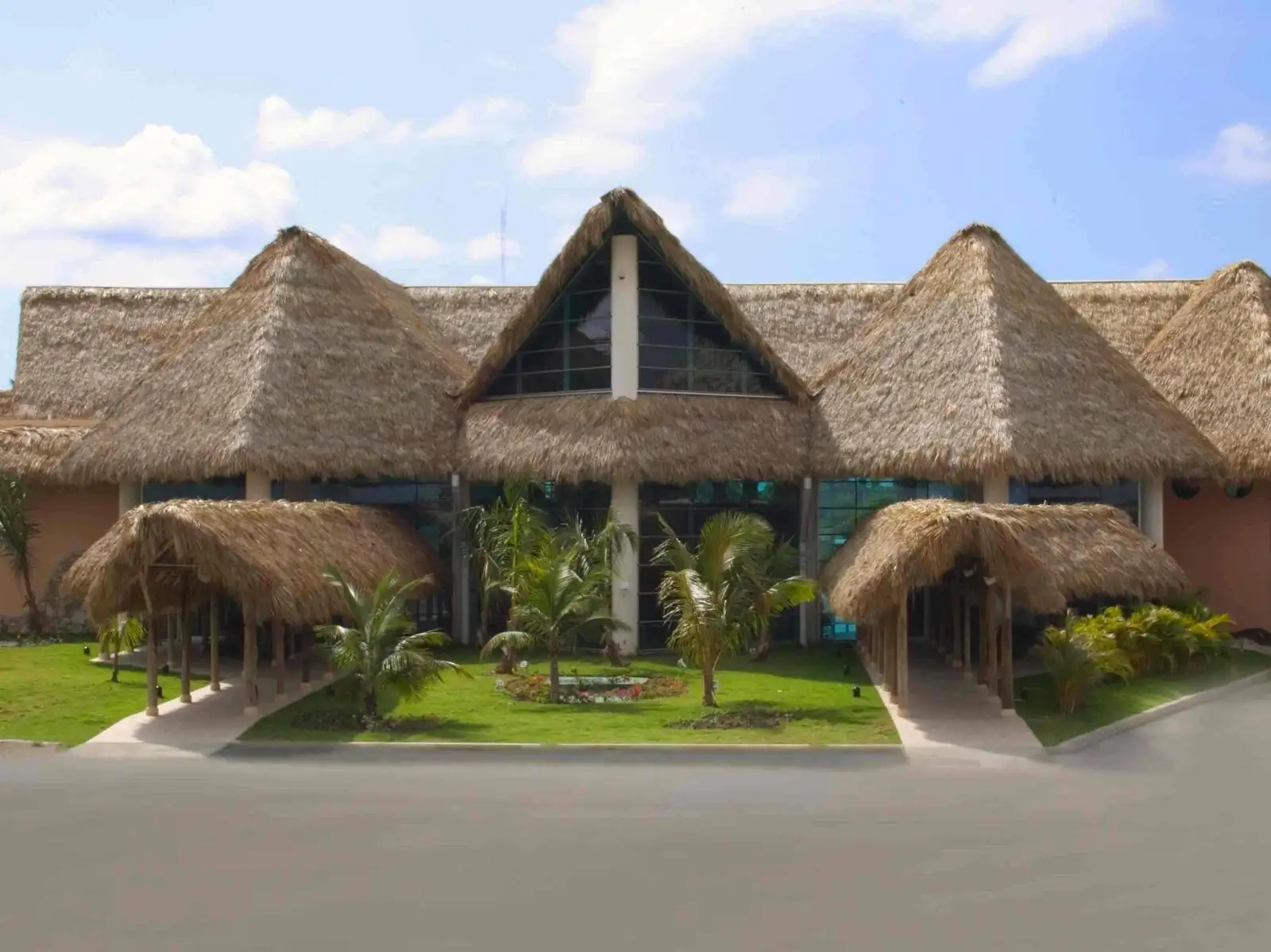 Terminal del Aeropuerto Internacional de Punta Cana con su techo de cana
