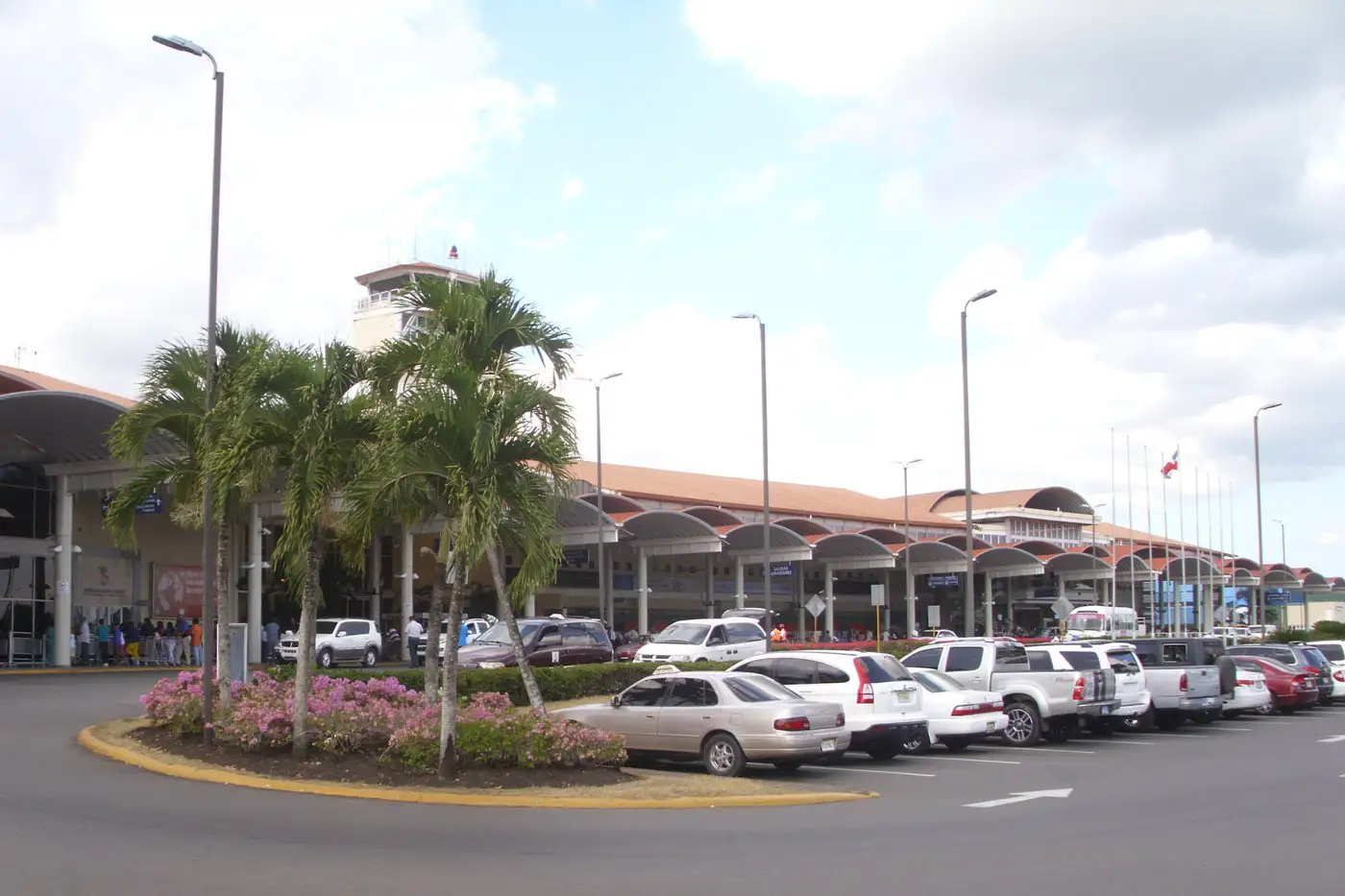 Terminal del Aeropuerto Internacional del Cibao con su techo ondulado y su torre de control