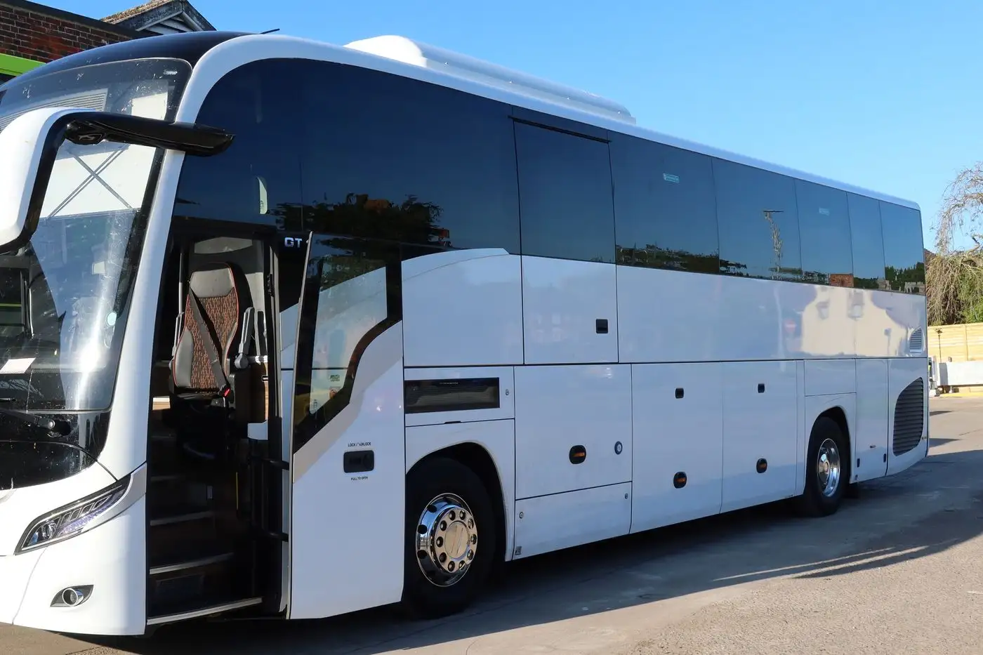 Un autobús blanco de turismo, visto de lado