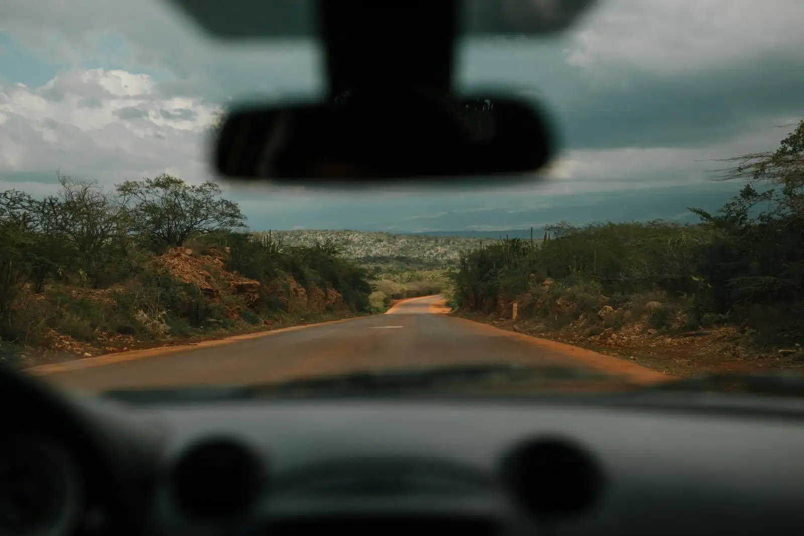 Carretera del interior dominicano vista desde el parabrisas del vehículo