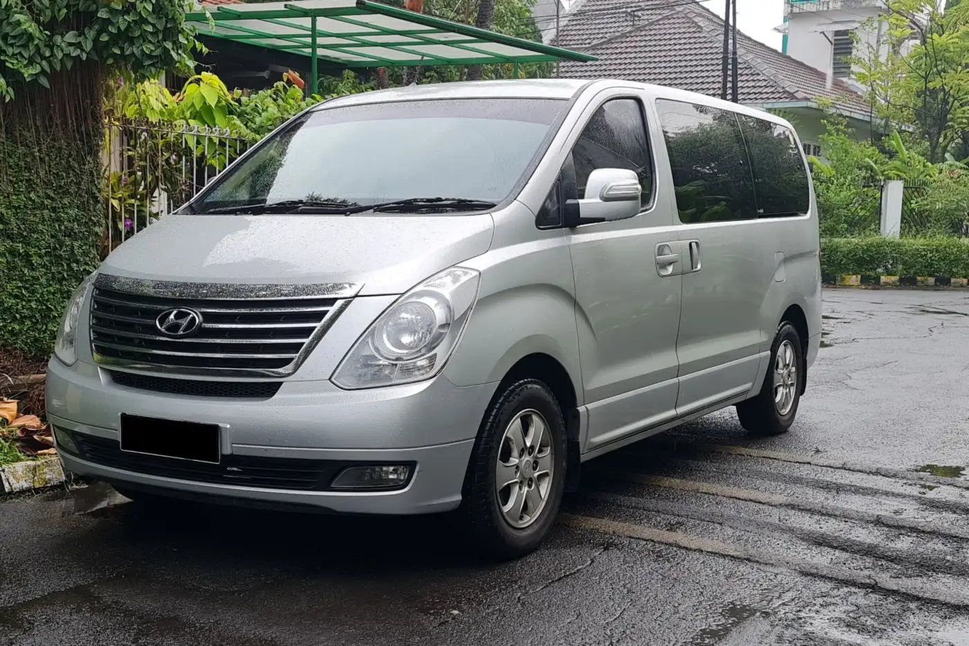 Una Hyundai H1 plateada estacionada, vista de frente y de lado