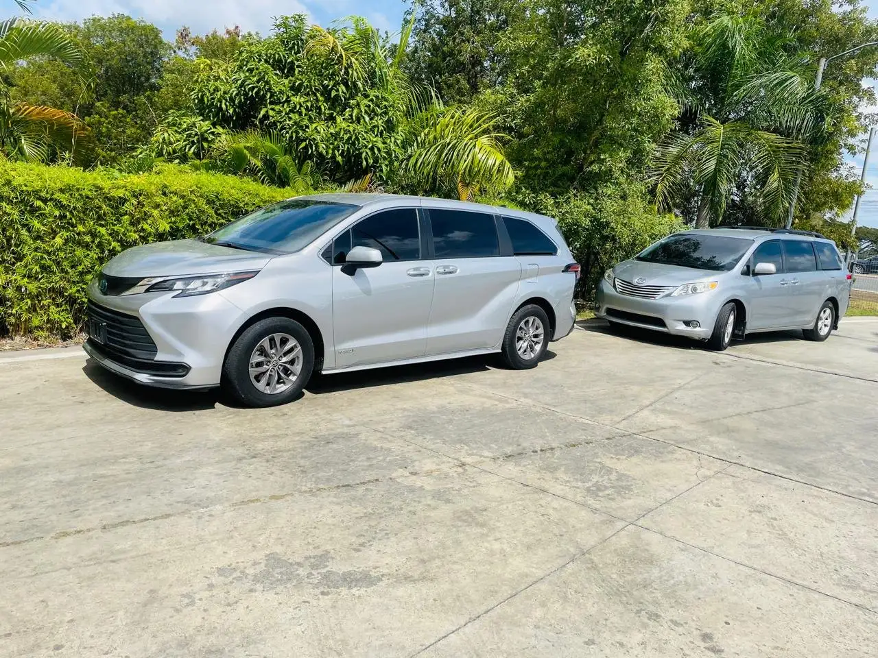 Toyota Sienna plateada de Julián Transporte, el vehículo que te recoge